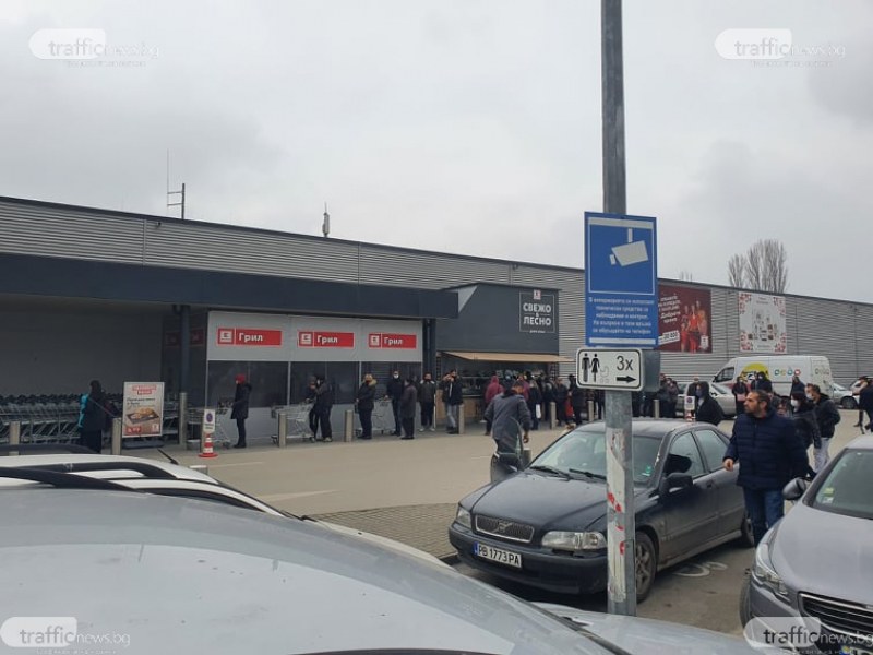 Дълги опашки се вият пред големите търговски обекти в Пловдив и днес