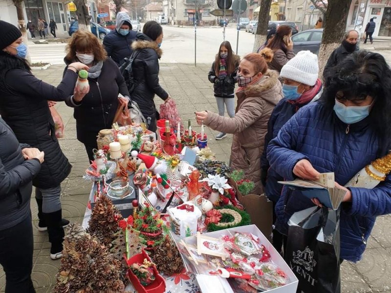 Десетки жители на Първенец се включиха в благотворителен коледен базар