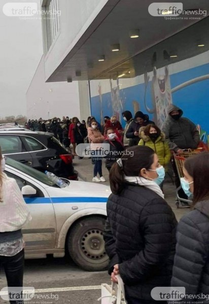 Навалицата продължава, явно ковид няма! Над 270 души чакат на опашка пред Джъмбо