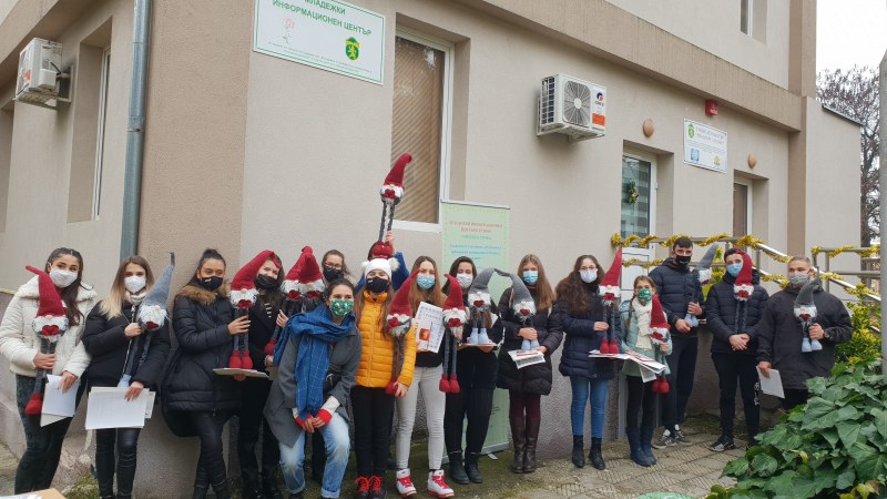 Наградиха младежите доброволци в Карлово, които не се уплашиха от коронавируса