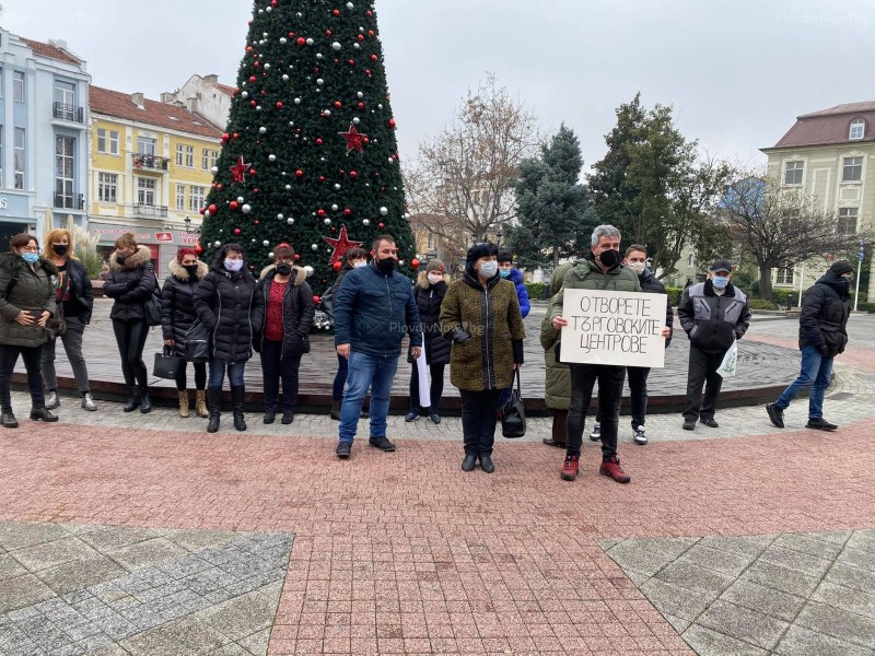 Сервитьори, бармани в Пловдив гневни: Оставаме с едно чакане, но няма да може да изчакаме!