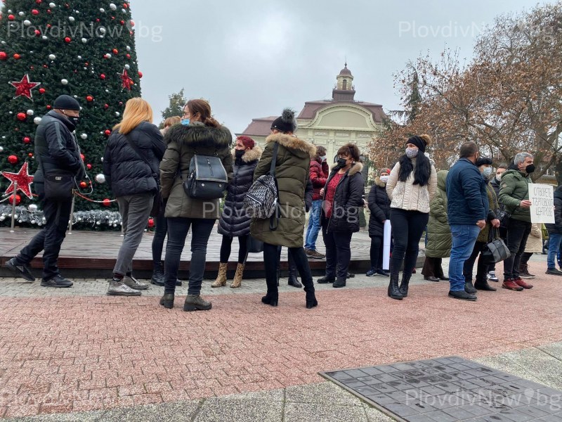 Сервитьори и бармани протестират в Пловдив