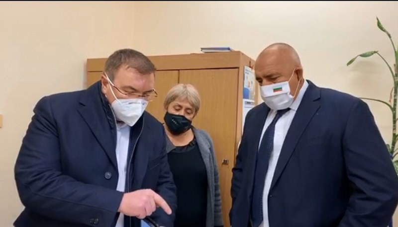 Борисов инспектира в Пловдив как се съхраняват ваксините, Ангелов похвали директора на РЗИ