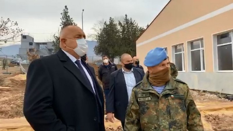 Борисов, Каракачанов и Ангелов инспектират военен полигон край Пловдив ВИДЕО