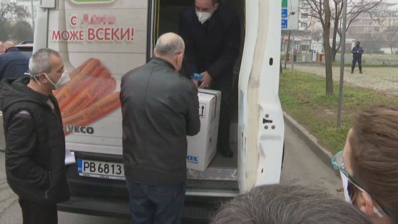 Доставиха първите 1100 ваксини в Пловдив с бус за кренвирши
