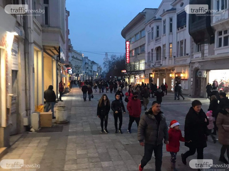Главната в Пловдив отново пълна с хора, опашка се вие за ледената пързалка
