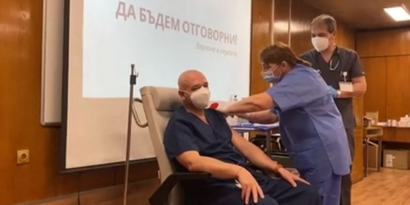 Ген. Мутафчийски след ваксината: Нямам никакви неприятни усещания