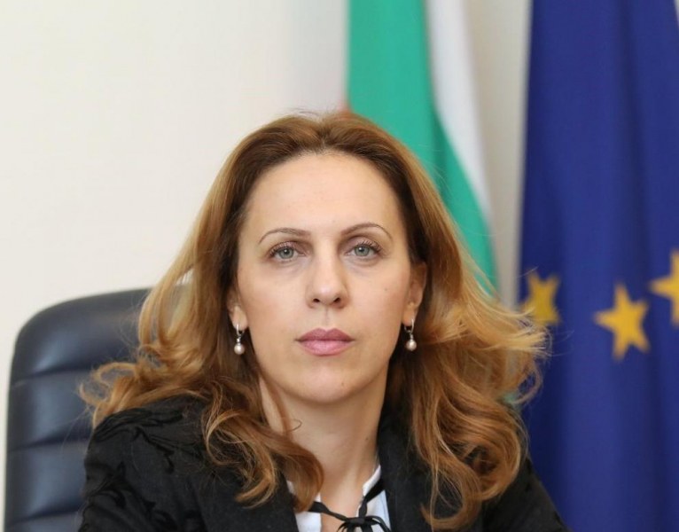 Дегизирана министър Николова обикаляла ресторанти в курортите