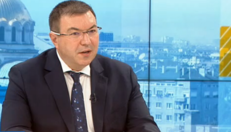 Министърът: Януари чакаме нова доставка ваксини, решаваме и за по-големите ученици