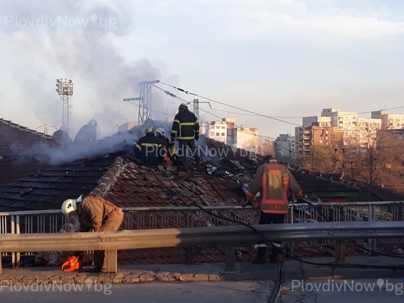 Пожар в Пловдив! Запали се покрив на изоставена къща