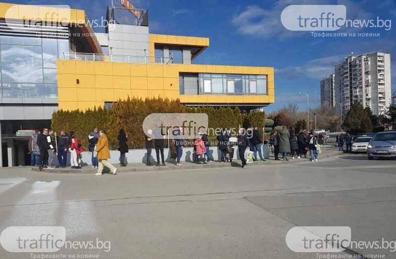 Пазаруване и днес кипи в Пловдив, пак големи опашки пред магазините