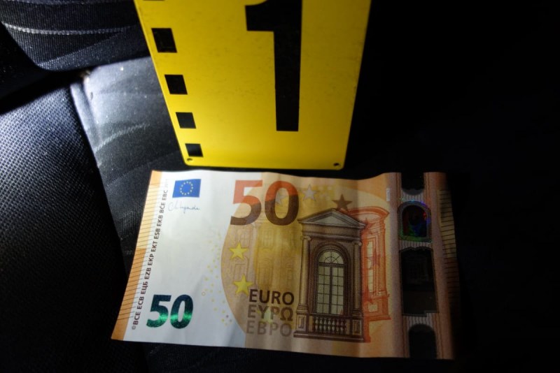 Тийнейджър в Първомай в ареста, тръгнал да шофира, подхвърлил евро на полицаи