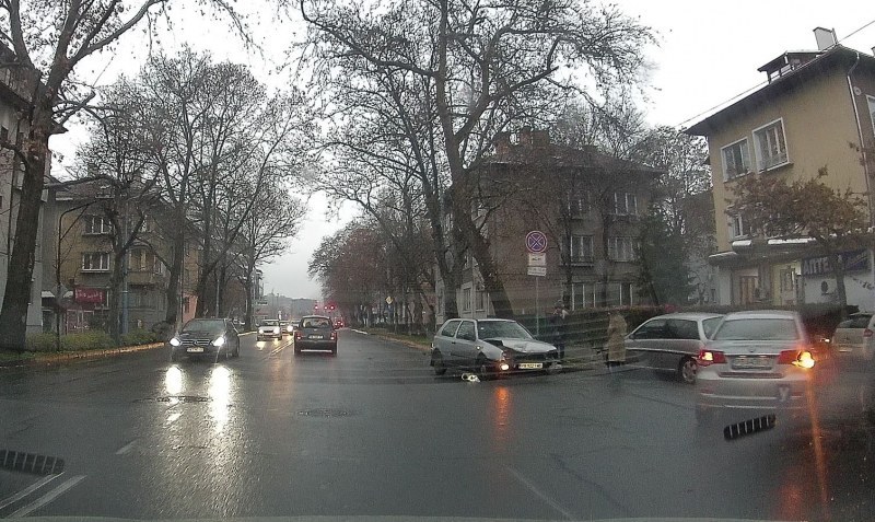 Катастрофа в Пловдив! Две коли се удариха челно