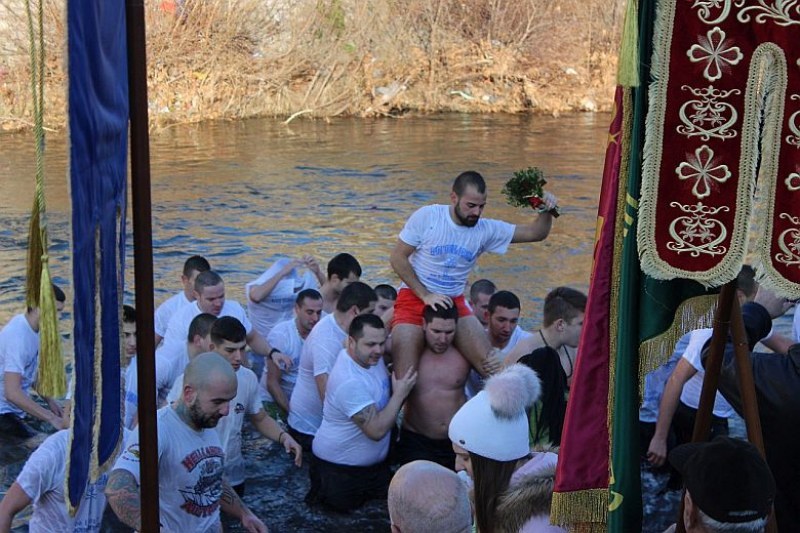 Хвърлят кръста в Асеновград утре, но без литийно шествие и струпване на хора