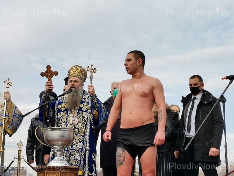22-годишният Николай извади Светия кръст в Пловдив, пожела здраве на всички българи