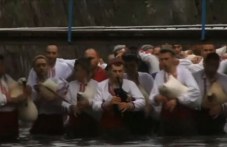 Калоферци нагазиха в ледената Тунджа, запяха и извиха хоро kalofertsi-nagaziha-ledenata-tundzha-446.jpg