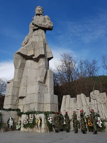 Калофер почете паметта на Ботев, в Карлово благословиха бойните знамена