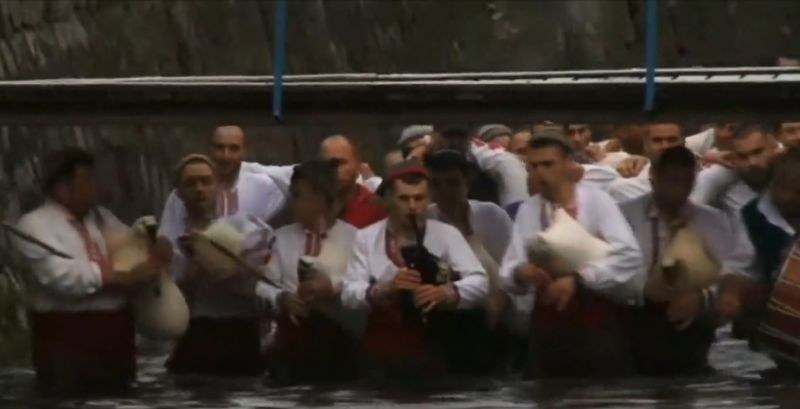 Калоферци нагазиха в ледената Тунджа, запяха и извиха хоро