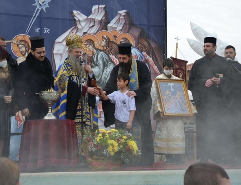 Пловдивският митрополит отслужи Богоявление и в Кърджали, мъже и деца скочиха за кръста