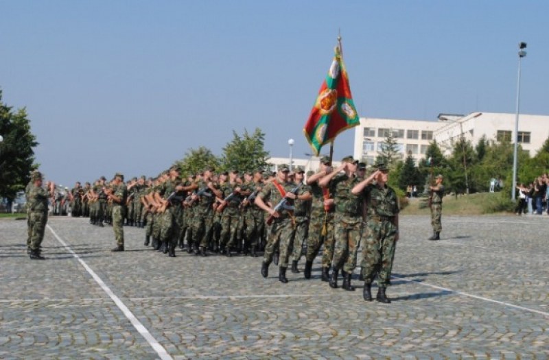 355 места за курсанти обявени в трите висши военни училища за 2021