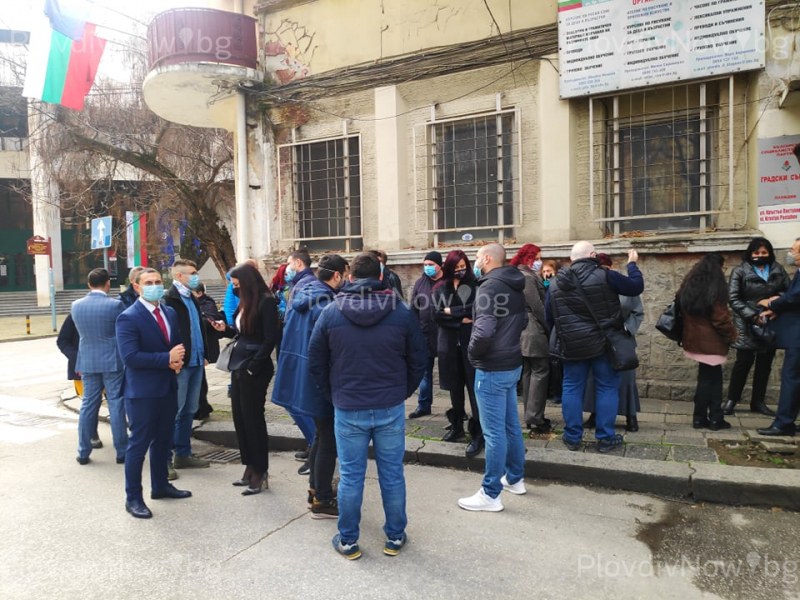 Членове на БСП в Пловдив се стичат към централата в подкрепа на Георги Гергов
