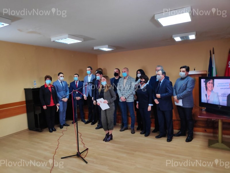 Пловдивските социалисти готвят десант в София, отиват лично при Корнелия Нинова