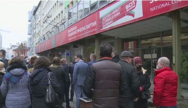 Пловдивските социалисти отидоха в централата на БСП, но до Нинова не стигнаха