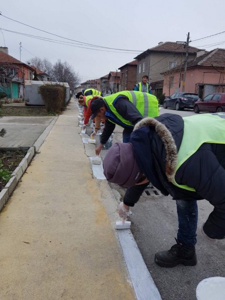 Подновяват маркировката на тротоарите в Стамболийски, боядисват и по вътрешните улици