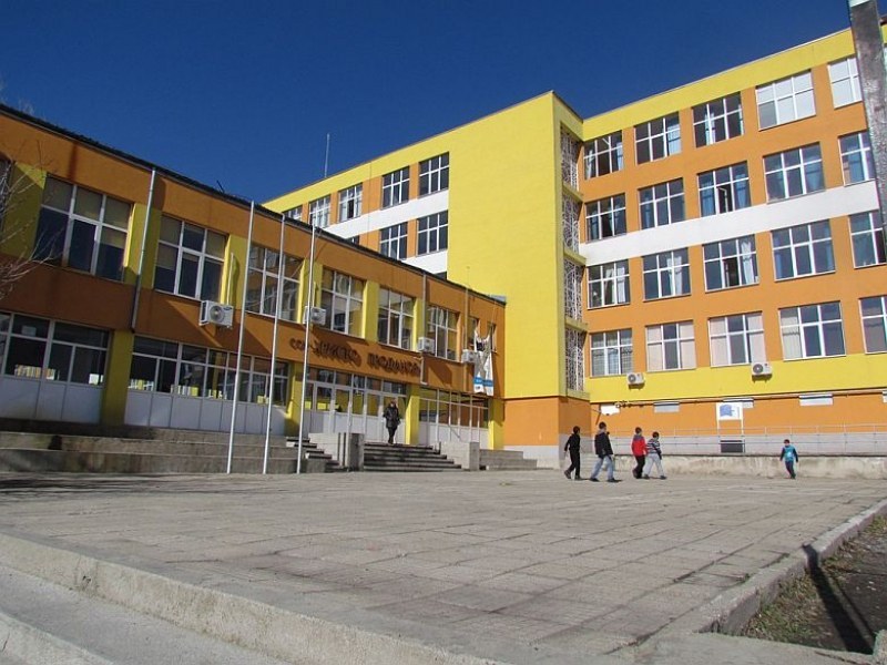 Закриват езиковите паралелки в две гимназии в Карлово