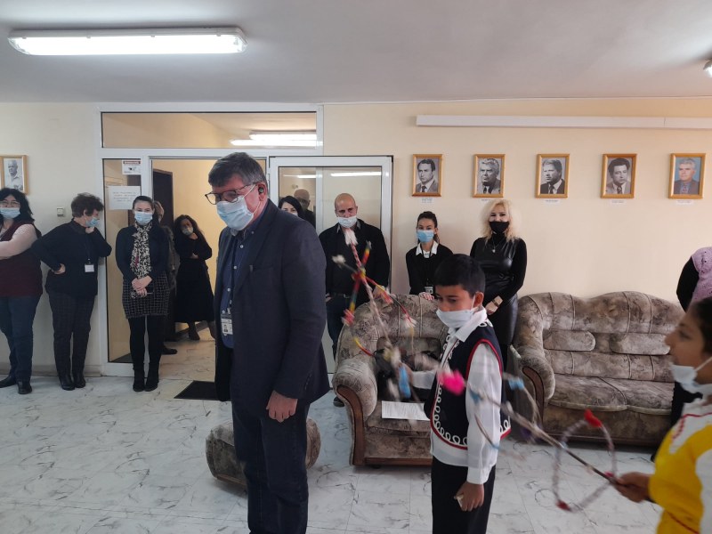 Деца гостуваха в Общината в Брезово навръх Банго Васил, сурвакаха кмета