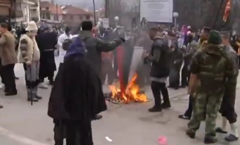 Македонци запалиха българското знаме по време на карнавал ВИДЕО