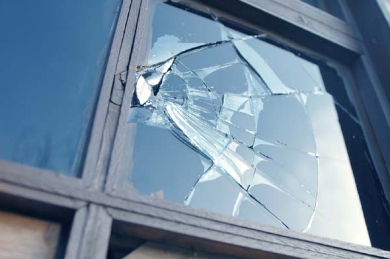 Мъж от Първомай се оплака в полицията, вандали счупили прозорез в имота му