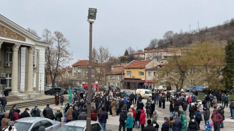 Над 300 души излязоха на протест в Брестовица, искат чиста вода или поне да не плащат за такава