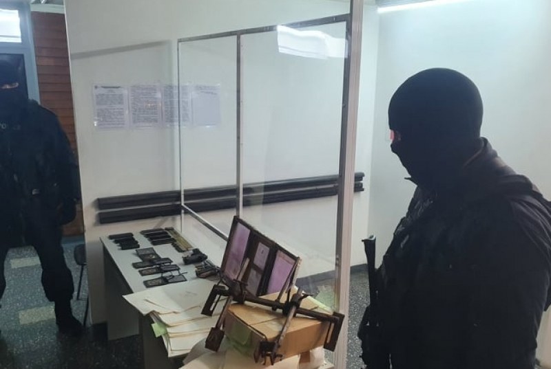 Арестуваните от групата за фалшиви документи се изправят пред съда в Пловдив