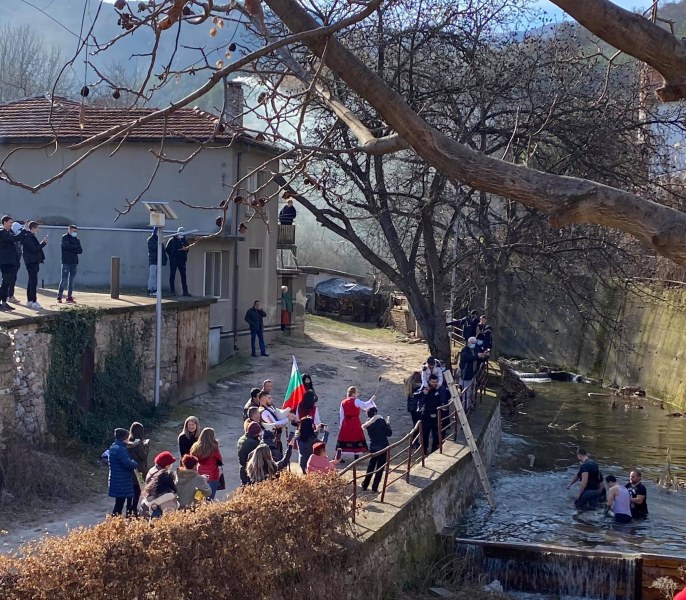 Къпанките днес в Перущица  - двама младоженци се потопиха в ледената река