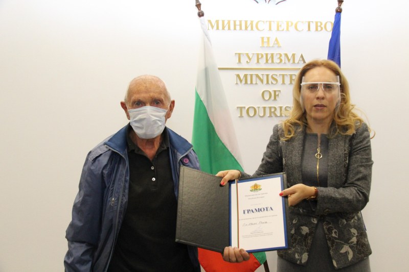Наградиха най-възрастния скиор у нас - 96-годишния родопчанин дядо Иван