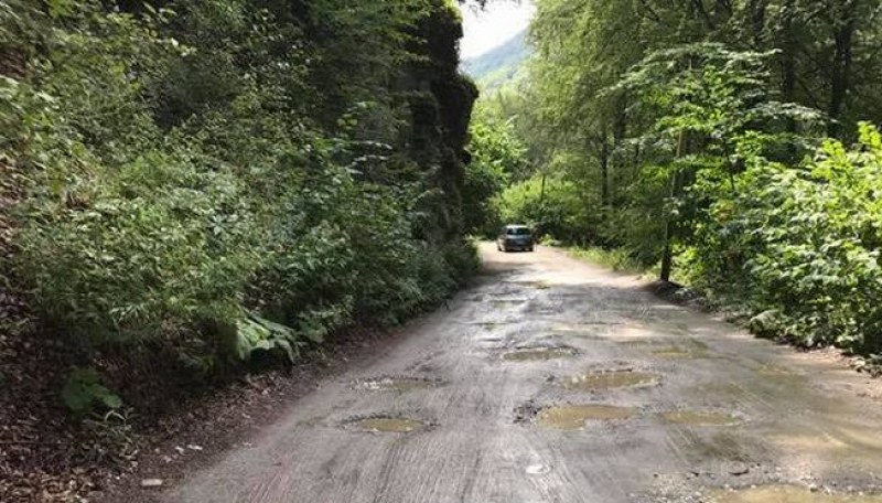 Оправят частично пътя за родопското село Лилково, пари за цялостен ремонт няма