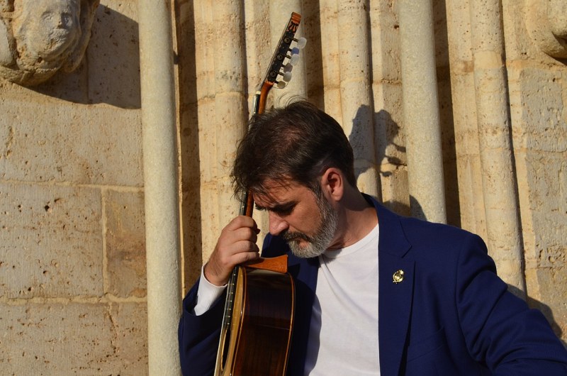 Китаристът Рафаел Серайет повежда пловдивската публика на симфонична разходка из Испания