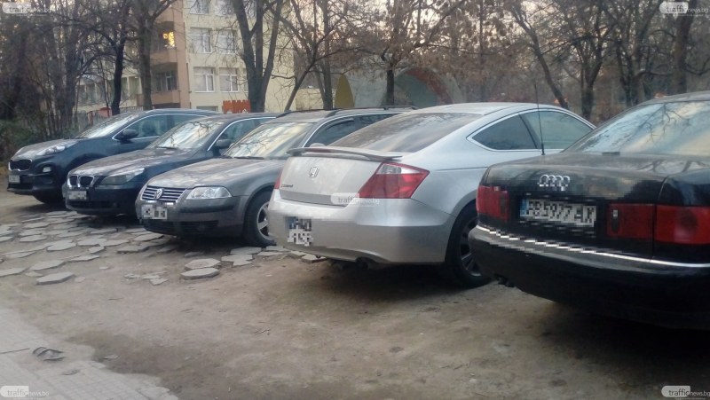Гневни пловдивчани: Тревните площи пред детска градина в Пловдив се превърна в паркинг