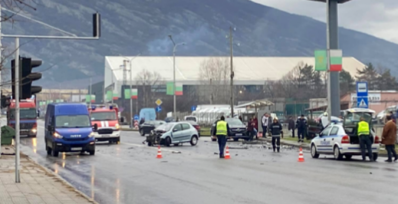 Челна катастрофа в Карлово! 65-годишна шофьорка пострада