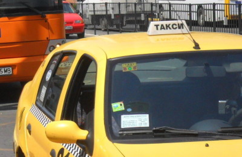Издават временни разрешителни на таксиметровите шофьори в Пловдив, невписани в регистъра все още