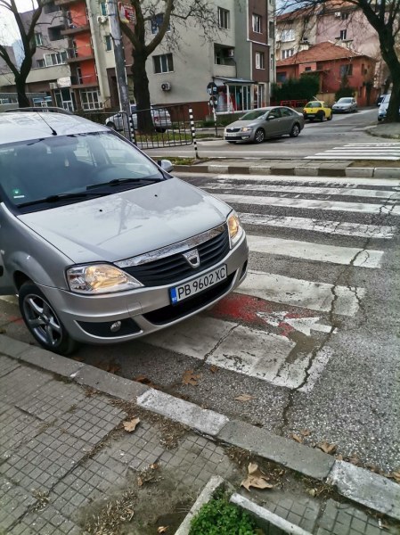 Асеновградчани възмутени: Кола си “почива“ върху пешеходна пътека на главен булевард
