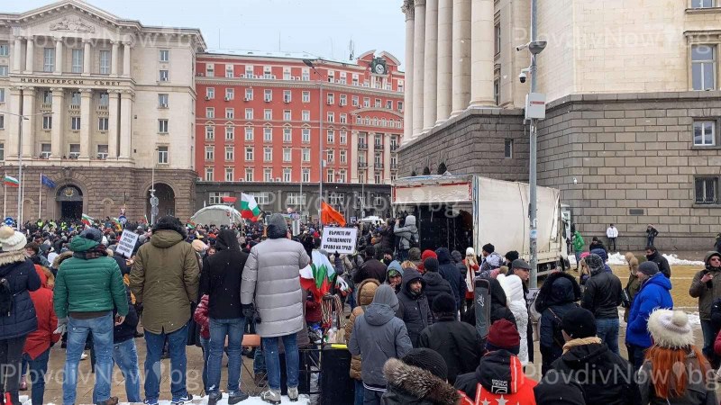 Над 4000 ресторантьори протестират в София! Валери Симеонов им показа среден пръст