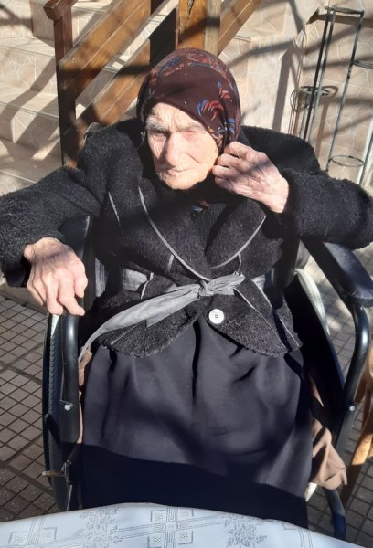 Столетница от община Съединение стана на 106 години, кметът я уважи с подарък и пожелания