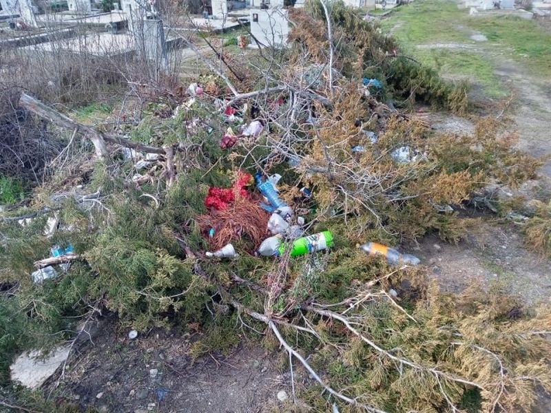Планина от боклуци на гробището в Карлово