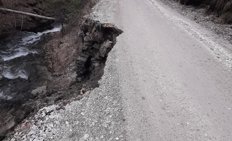 Свлачище продължава “да изяжда“ пътя до две пловдивски села