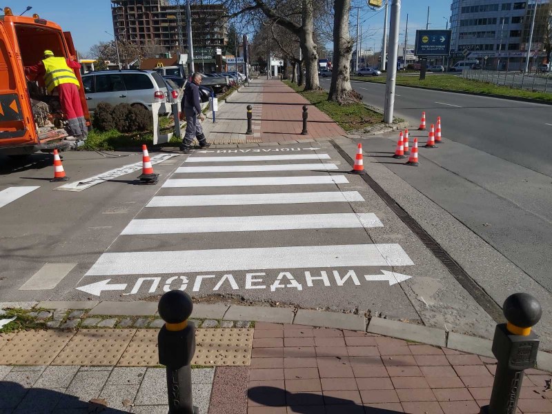 Освежават пешеходните пътеки в Пловдив
