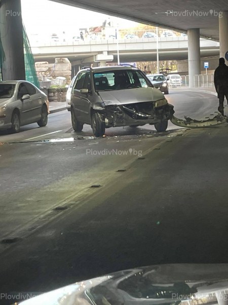 Катастрофа в центъра на Пловдив, предницата на кола е смазана