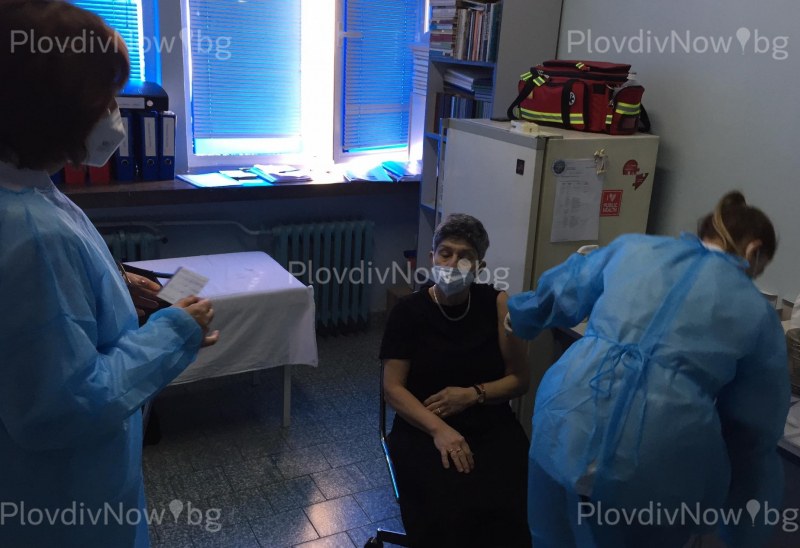 Пловдивски учители получиха първата доза от ваксината срещу COVID-19