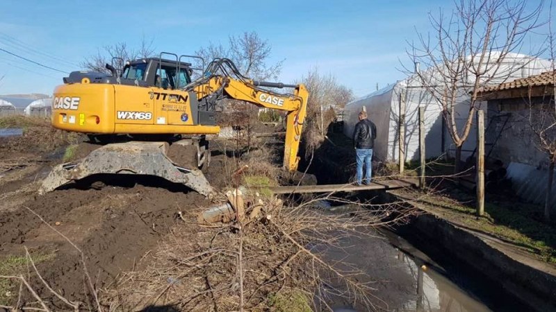 Почистват основно отводнителния канал в Ново село, край на проблемите